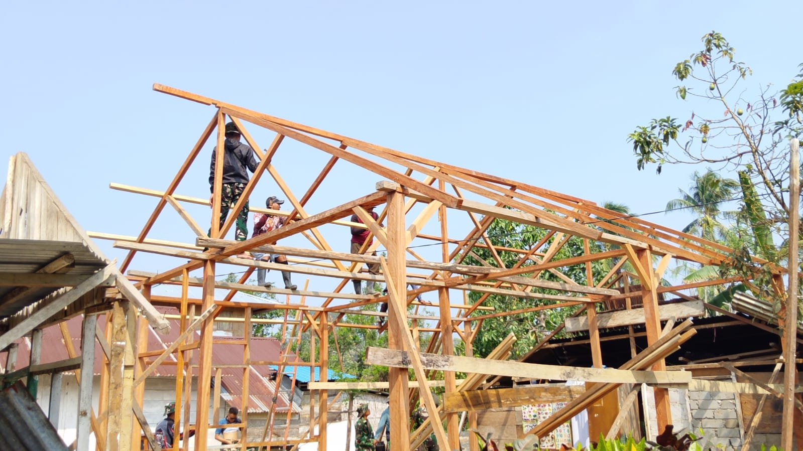 Pemasangan Kerangka Atap RTLH Arianto Atan Tanda Kemajuan Proyek di Poso