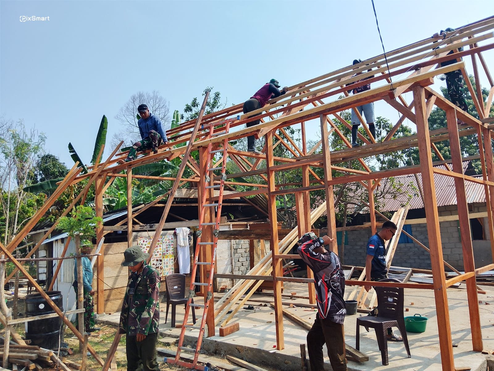Upaya Bersama Satgas TMMD Kodim 1307/Poso dalam Menghidupkan Kembali RTLH di Desa Soe