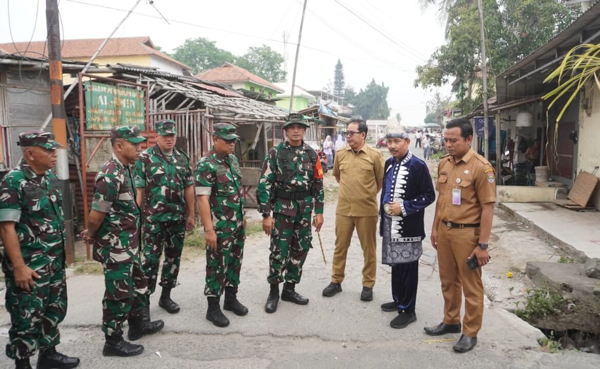 Kolonel Anto Sudiatna Lakukan Inspeksi Proyek Jalan TMMD di Desa Sumur Bandung