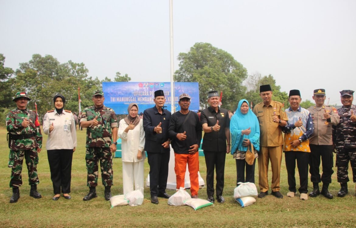 Acara Pembukaan TMMD ke-130 Serahkan Sembako untuk Masyarakat Kandang Limun
