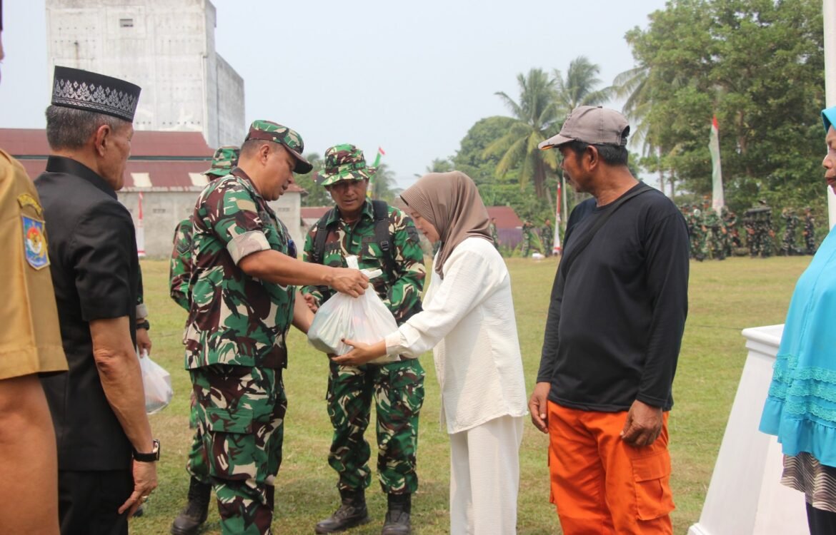 TMMD ke-130: TNI Penuhi Kebutuhan Masyarakat Kandang Limun dengan Sembako