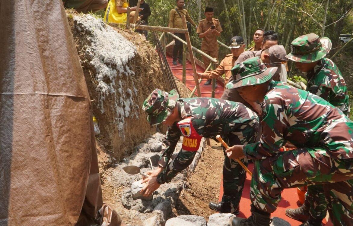 Pembangunan Dinding Penahan Tanah Di Desa Taji Resmi Dimulai Melalui TMMD 130 Pembangunan Dinding Penahan Tanah Di Desa Taji Resmi Dimulai Melalui TMMD 130
