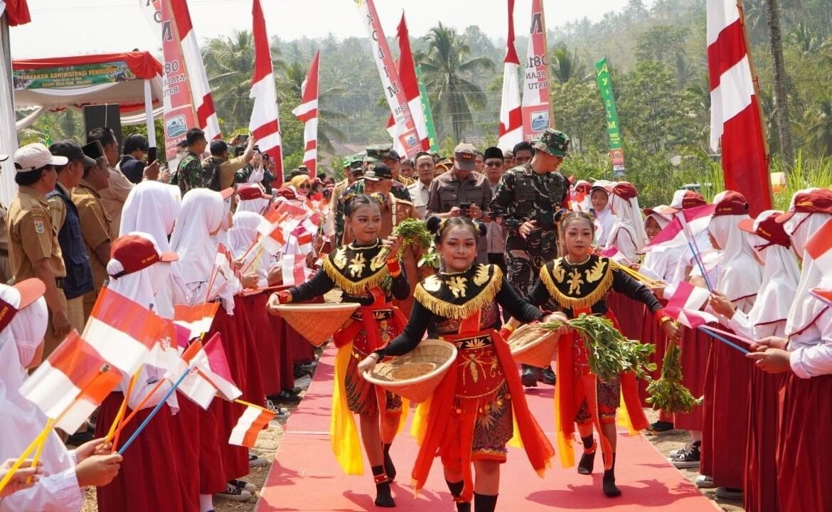 Tari Tradisional Siswa SD Taji Sambut Bupati di Pembukaan TMMD ke-130 Tari Tradisional Siswa SD Taji Sambut Bupati di Pembukaan TMMD ke-130