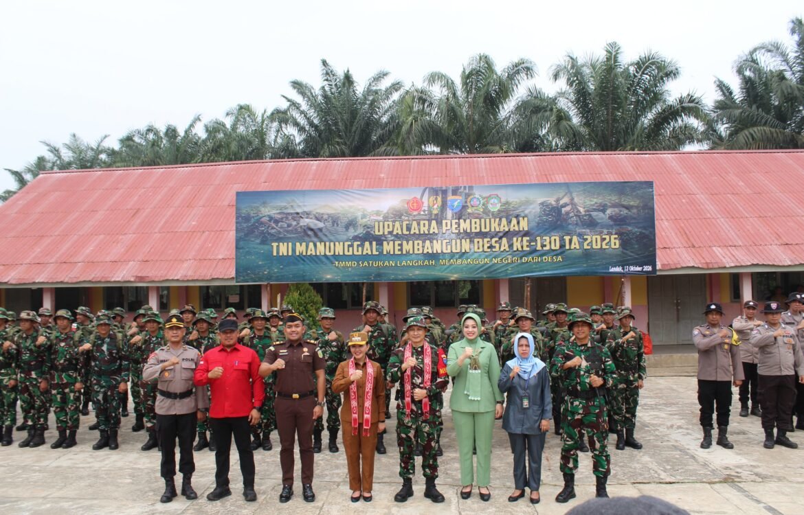 Kehadiran TNI dan Polri dalam TMMD Ke-130 Mendorong Partisipasi Warga di Landak