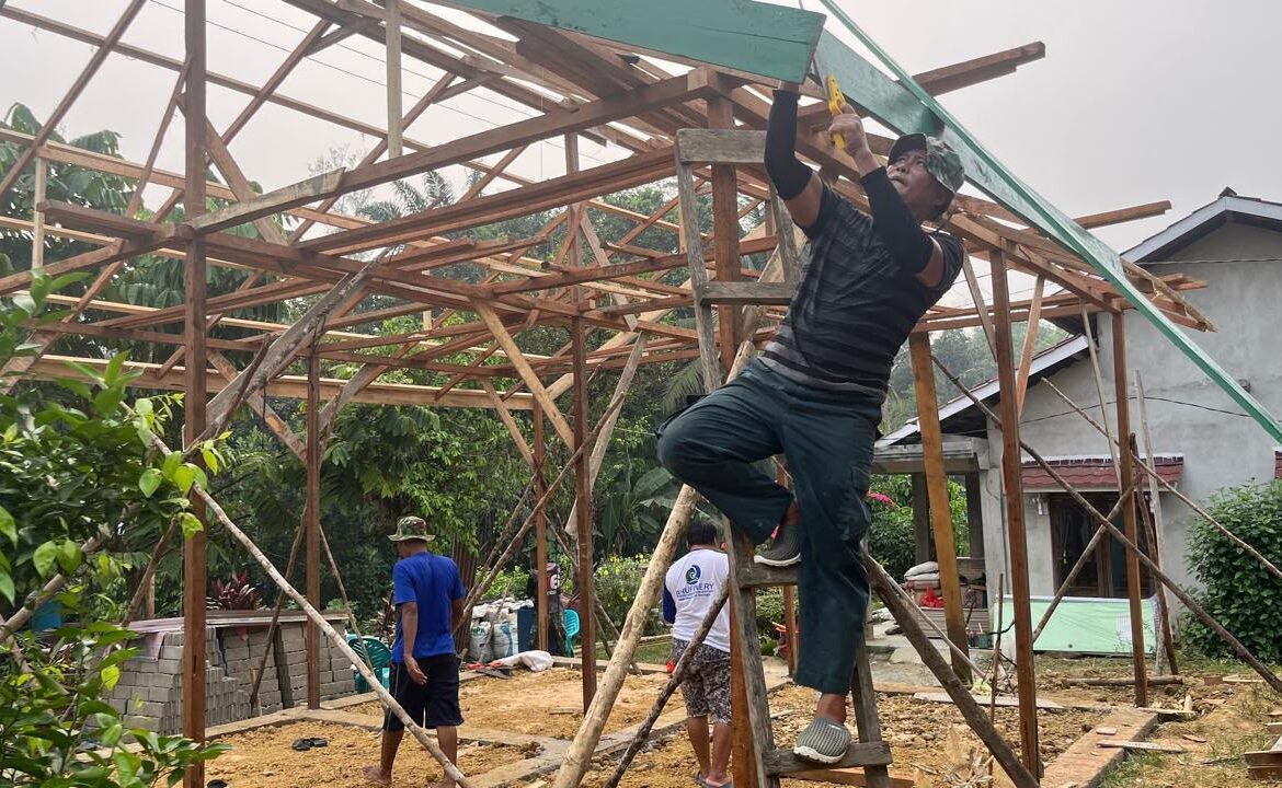 TNI Percepat Pembangunan Rumah Layak Huni di Dusun Nahaya Tembawang TNI Percepat Pembangunan Rumah Layak Huni di Dusun Nahaya Tembawang