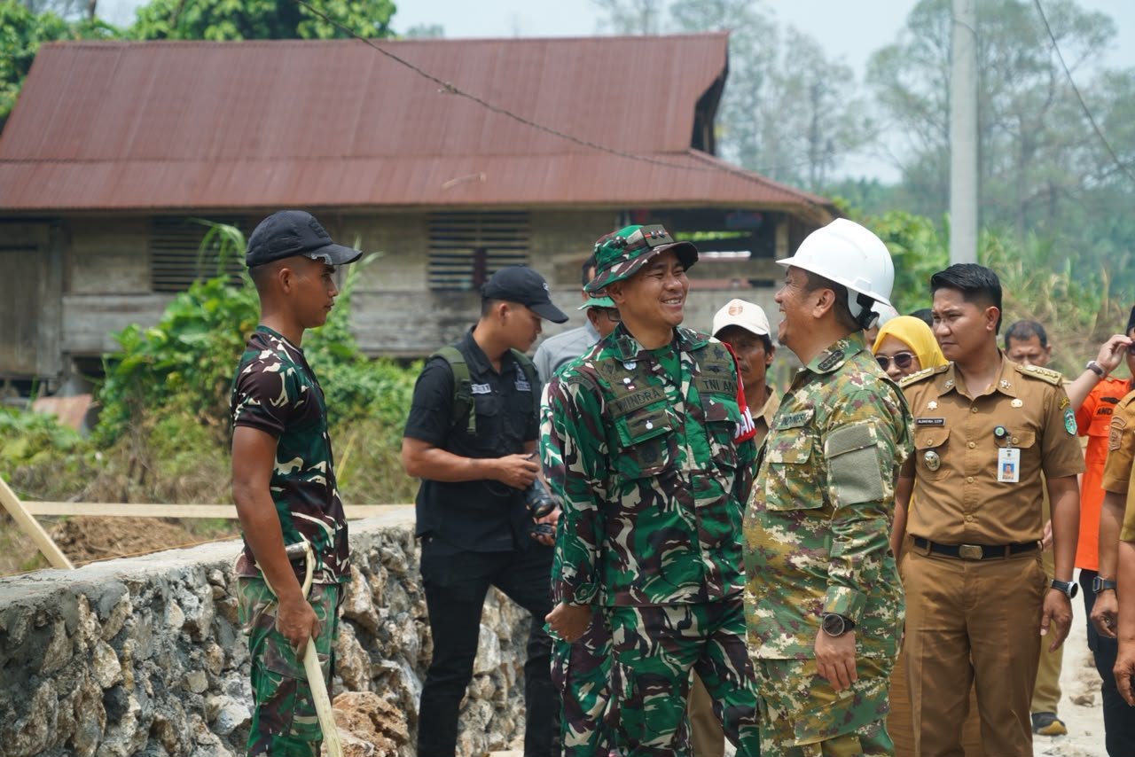 Evaluasi Proyek TMMD ke-130 oleh Bupati di Parumpanai untuk Masyarakat