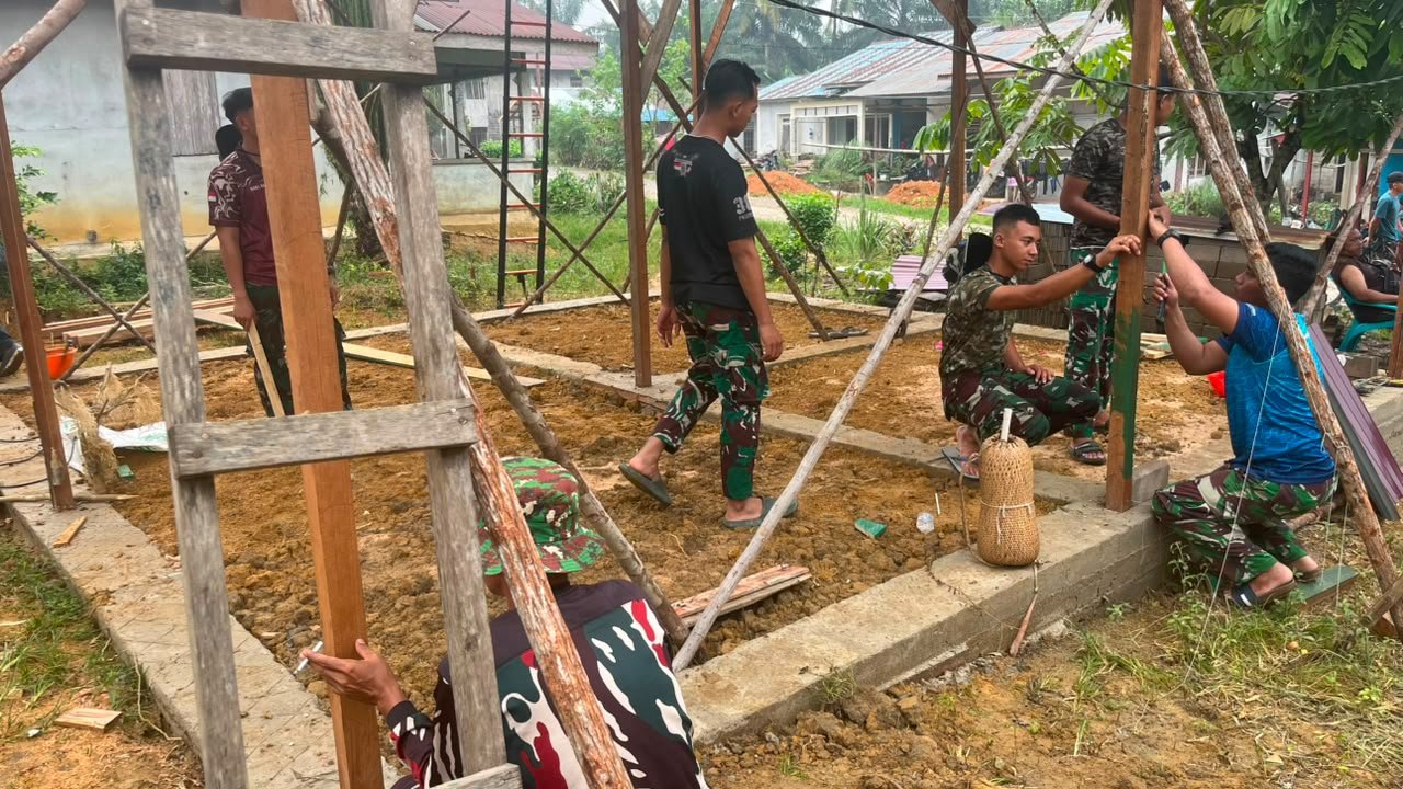 Kebahagiaan Bu Suhanim Melihat Proyek Perbaikan Rumah oleh Satgas TMMD