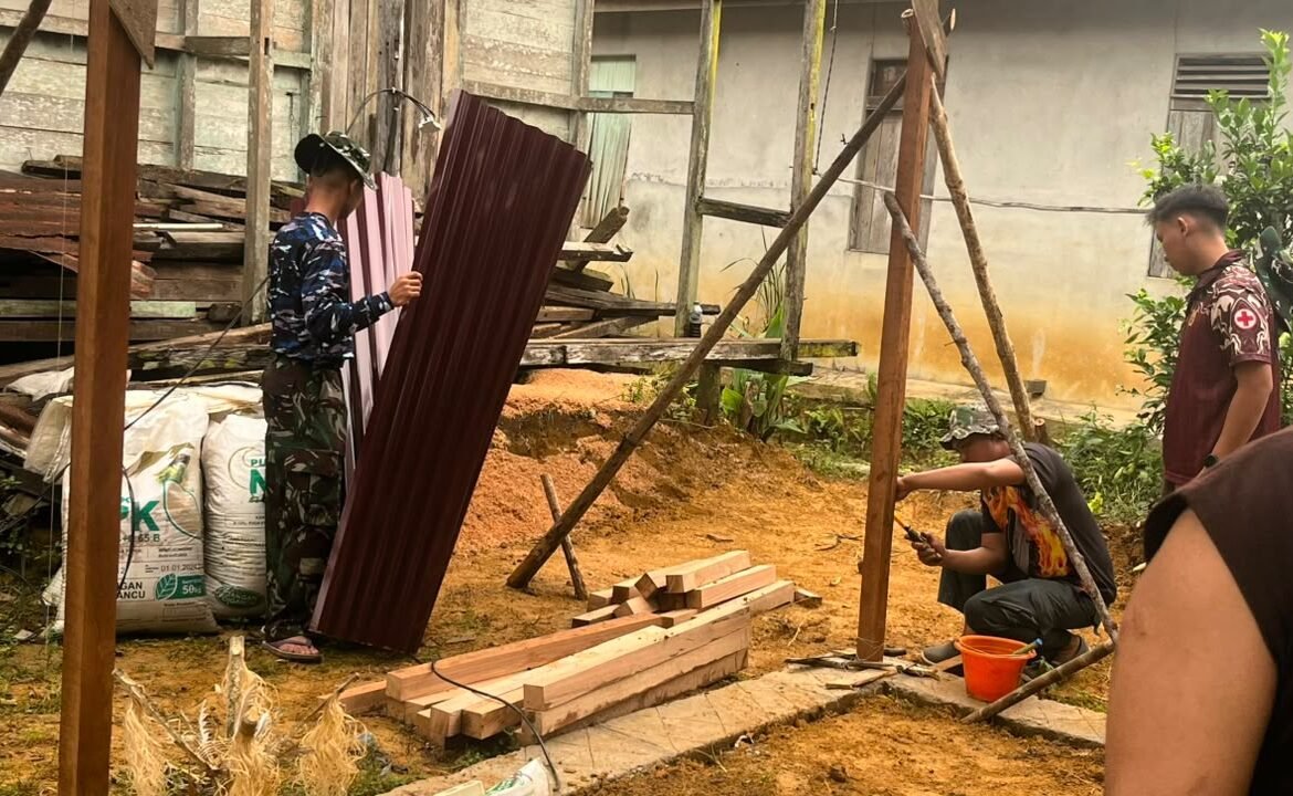 Prajurit TNI Bantu Realisasikan Rumah Layak bagi Bu Suhanim di Landak