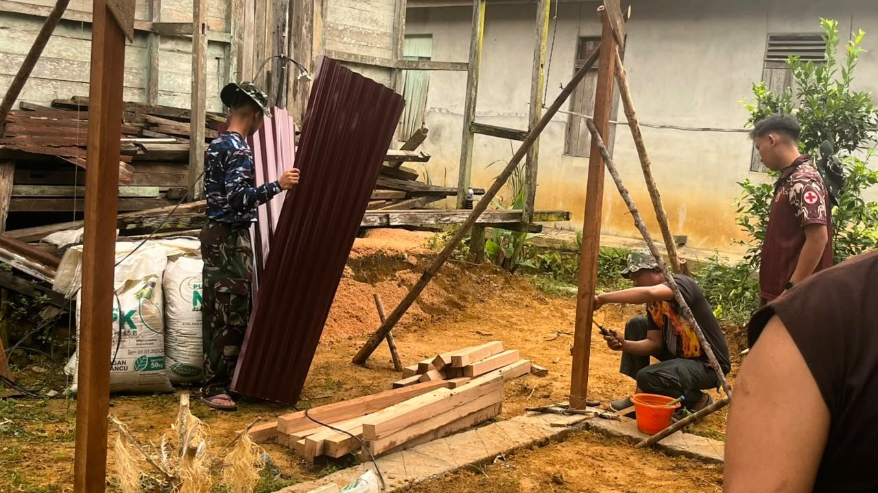 Prajurit TNI Bantu Realisasikan Rumah Layak bagi Bu Suhanim di Landak
