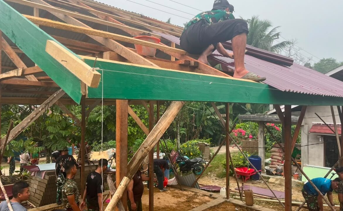 Pembangunan Rumah Bu Suhanim: Semangat Gotong Royong TNI dan Warga
