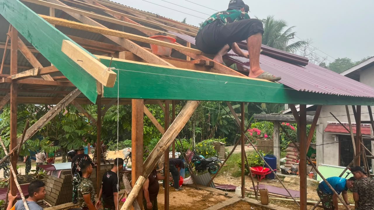 Pembangunan Rumah Bu Suhanim: Semangat Gotong Royong TNI dan Warga