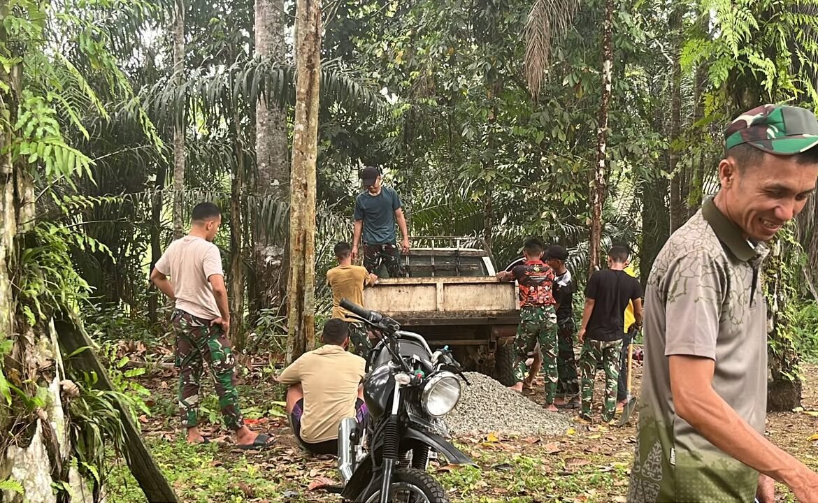 Kompak Dalam Kesulitan, Prajurit TMMD Ke-130 Terus Angkut Material Pembangunan