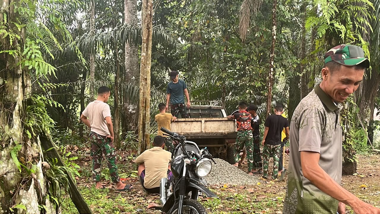 Kompak Dalam Kesulitan, Prajurit TMMD Ke-130 Terus Angkut Material Pembangunan